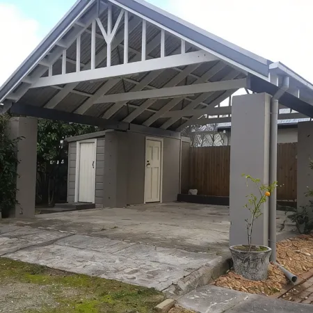 Close to town in walking distance to cafes, restaurants and Lake Alexandra