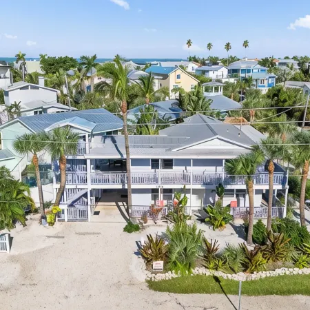 BEST LOCATION! NORTH END OF ANNA MARIA, FL STEPS TO BEACH & DINING - UPPER UNIT