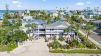 BEST LOCATION! NORTH END OF ANNA MARIA, FL STEPS TO BEACH & DINING - UPPER UNIT - 4 étoiles
