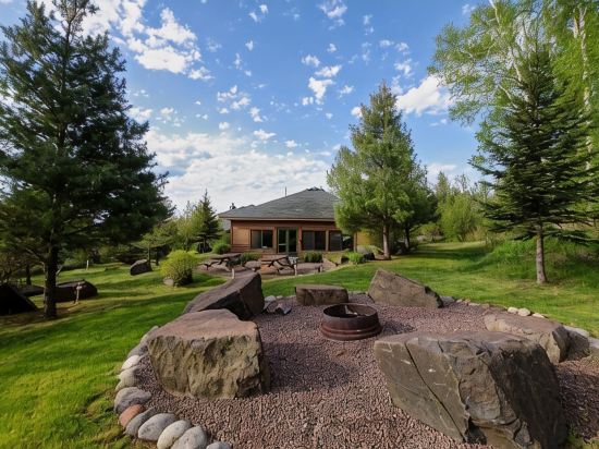 Peaceful 2 Bedroom Retreat with Lake Superior Sunrise Views. Near 3 State Parks!