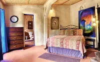 At Home in the Enchanted Forest of Carson between Taos & Ojo Caliente! Hotels in 