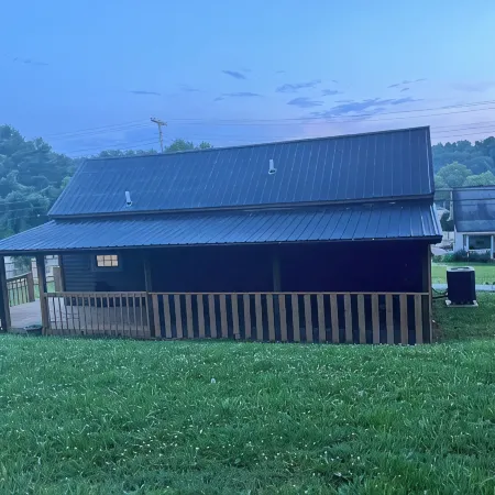 Lillie's Pad -Cozy 2-bedroom cabin- 20 miles from Natural Bridge in Beattyville.