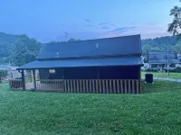 Lillie's Pad -Cozy 2-bedroom cabin- 20 miles from Natural Bridge in Beattyville.