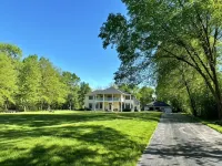 Indiana Dunes Getaway on 2 acres! Truly unique 4 Bedroom, 4 Bath home! - 4-stjärniga