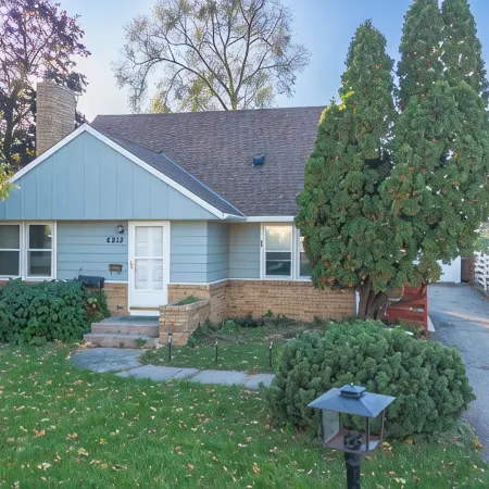 4 bedroom HOUSE – 5 Minutes to MOA & AIRPORT
