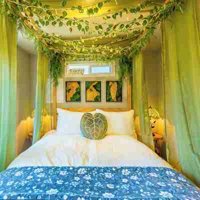Rainforest Tiny Home Retreat: Enchanted Rooms