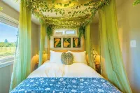 Rainforest Tiny Home Retreat: Enchanted