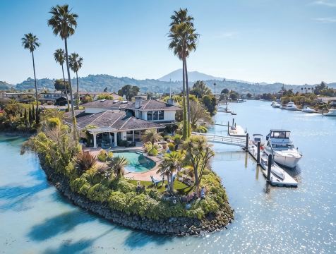 Luxury Tranquil Waterfront Haven w/Pool & Spa
