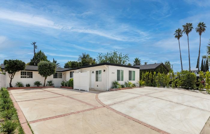 Spacious 4Br Home w/ Cozy Fireplace, Game Room & Easy Access to la Attractions