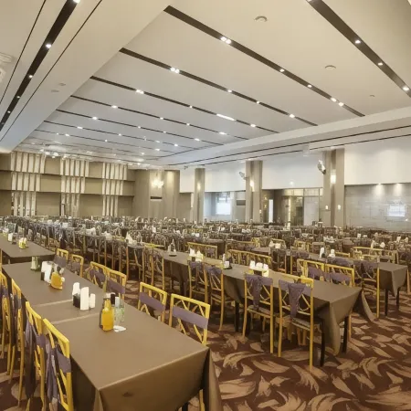 Hyunjin Tourist Hotel Отели рядом с достопримечательностью «Спортивный комплекс Самчхока»