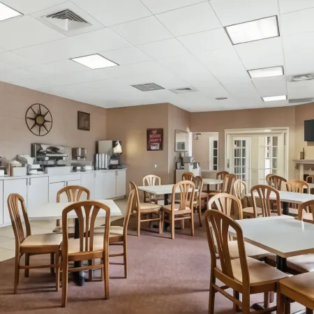 Econo Lodge Inn & Suites Triadelphia - Wheeling