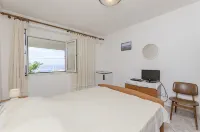 Apartments and Room Mate-Mare