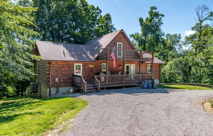 Spacious Retreat on Dale Hollow! Walking distance to Safe Harbor Wisdom Dock.