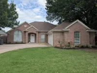 Cozy 4 Bedroom Home Hotels in Keller