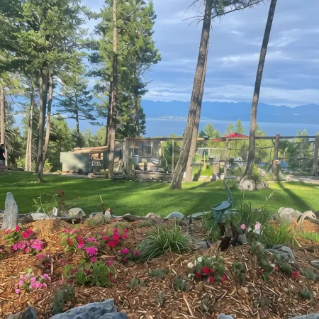 Modern 3-bedroom bungalow in peaceful Somers with great lake and mountain views