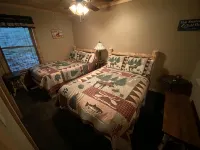Charming, cozy, rustic Chalet.. Hollywood Hills, OLD FORGE, NY