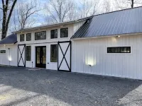 Modern Luxe Has Everything Huge Deck, Jacuzzi, Glam Outdoor Fireplace and Pond!
