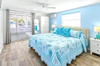 ☀️Bright & Luxurious Canal Front Home w/ Pool, 4 min to Beaches!☀️ - สระว่ายน้ำส่วนตัว
