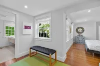 Featured in Boston Globe- fully renovated cape w/ pool & modern barn pool house - Homestays
