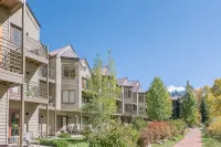 Modern Comfort River/Mtn Views + Hot Tub 1 Bedroom Condo by RedAwning - Pools