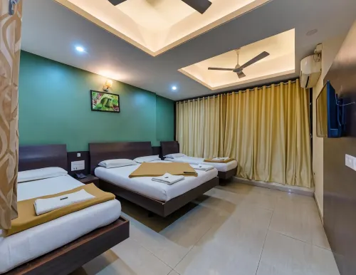 Hotel RadhaKrishna-Couple Friendly - parkir