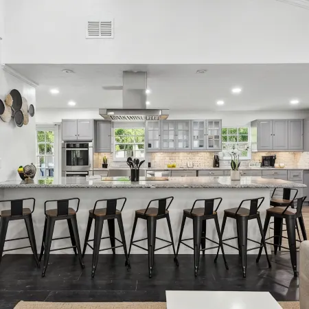 Modern 3-bedroom house walking distance from UF stadium!