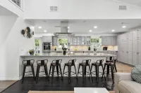 Modern 3-bedroom house walking distance from UF stadium! - Boutique