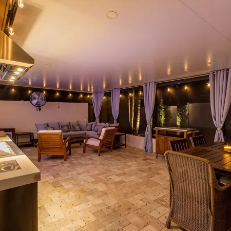 Private Luxury Pool & Spa Retreat – Great Location