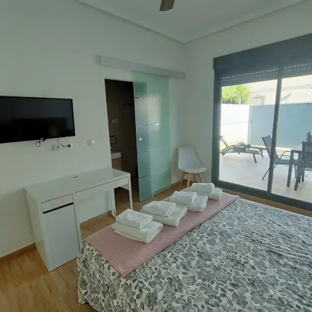 Independent villa with private pool, 5 min from the beach!