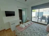 Independent villa with private pool, 5 min from the beach!