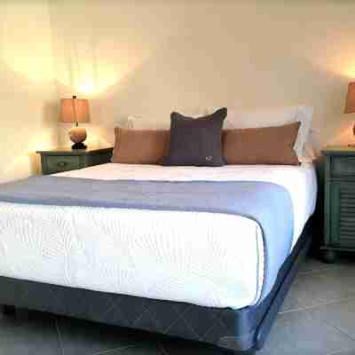 3 minutes to the beach! 1 Bedroom Condo near shopping and Dining Rooms