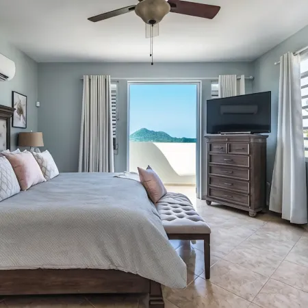 Minutes from beaches  private pool Solar panels Ocean & Mountain Views