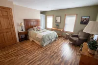 Newly remodeled, private, sunny downtown apartment; near restaurants & shopping.
