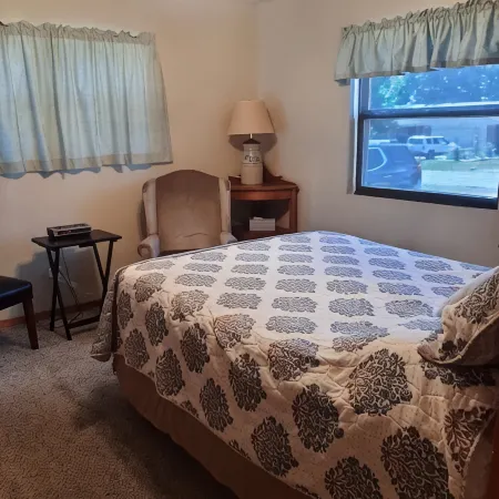 4 Bedroom-2 Full BathsClose to lake - 20 min to airport