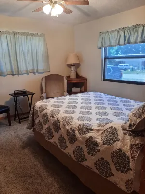 4 Bedroom-2 Full BathsClose to lake - 20 min to airport - 2-Star