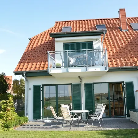 Bright, family-friendly apartment near the beach