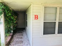 10th St. Bungalow Downtown, Bandera, TX. - 3-Star