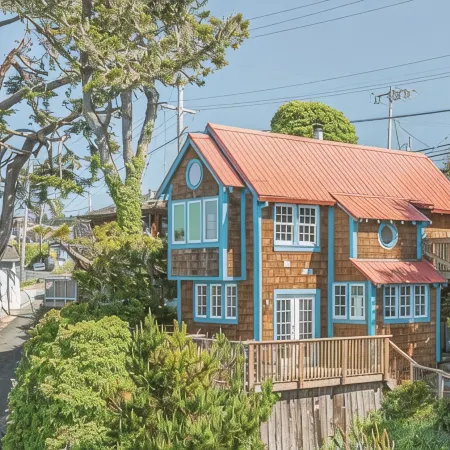 Romantic Waterfront/Fire Pit/Hot Tub/Mins. to Beaches & Restaurants/Pet Friendly