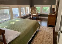 Compass Cottage in Historic Glen Rose - Wifi