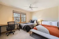 Massive 5Br, 4-Level 3k+Sqft House, PokerRoom,PoolTable, Darts, Bowling,Grill - 4-Sterne