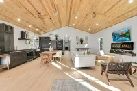 NEW BUILD modern but charming , top of the line everything! West St. Augustine - บังกะโล