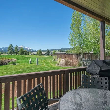 Amazing Mountain Views, Walk to Ski Shuttle! in the Heart of Big Sky Golf