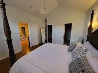 11. Spacious Lakeview home, King bed, minutes to downtown, shopping, boat ramps - Homestays
