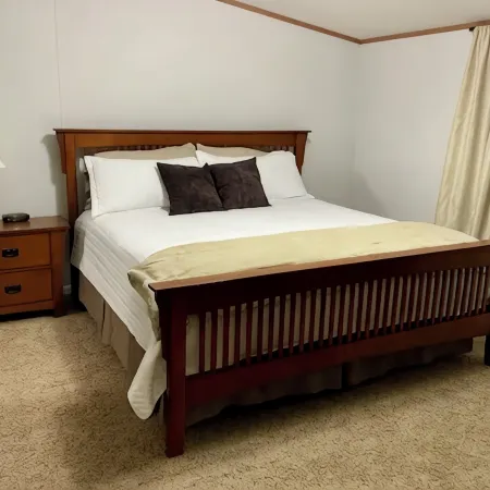 Charming 3 bedroom lake front house in Gilbertsville with WiFi and AC