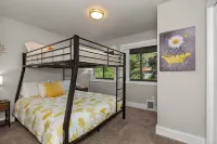 Stylish Sun Valley 2Br - Dog-Friendly - 2 Min Walk to Town - Balkon