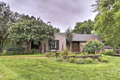 "Charming Nashville Cottage in Green Hills - Cozy, Family-Friendly Retreat - บ้านพักหลังเล็ก