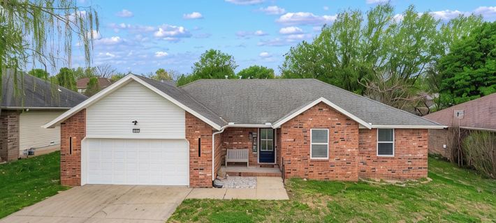 Modern Retreat w/ Hot Tub, Game Room & King Suite More Hotels in Springfield