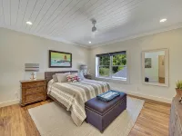 Stunning Lakeview Home with 5 Bedrooms and 6k SqFt of Modern, High-End Amenities - Balkon