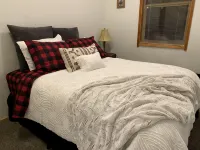 Packwood Adventure Lodge:private HOT TUB, game room, river access, 15 min to SKI - Hytter