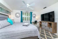 🐬NO DAMAGES, ACCEPTING BOOKINGS, New Private Heated Pool and Hot Tub🐬 - Boutique